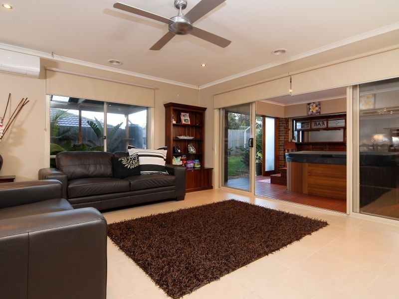 16 Rivendale Crescent, Drouin VIC 3818