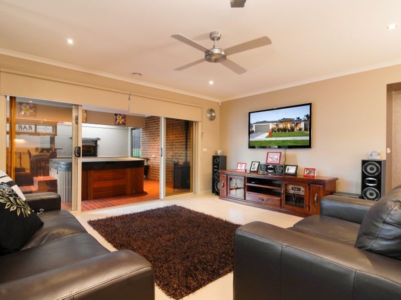 16 Rivendale Crescent, Drouin VIC 3818