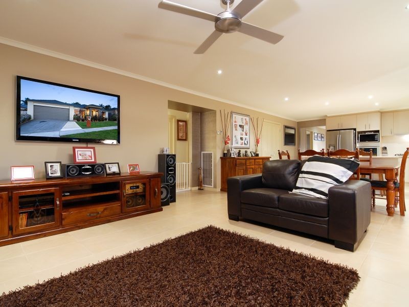 16 Rivendale Crescent, Drouin VIC 3818