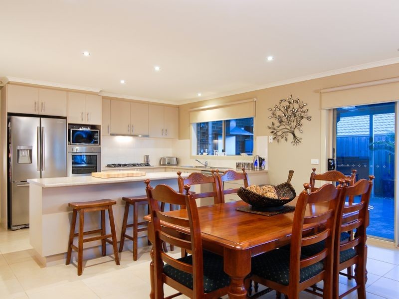 16 Rivendale Crescent, Drouin VIC 3818