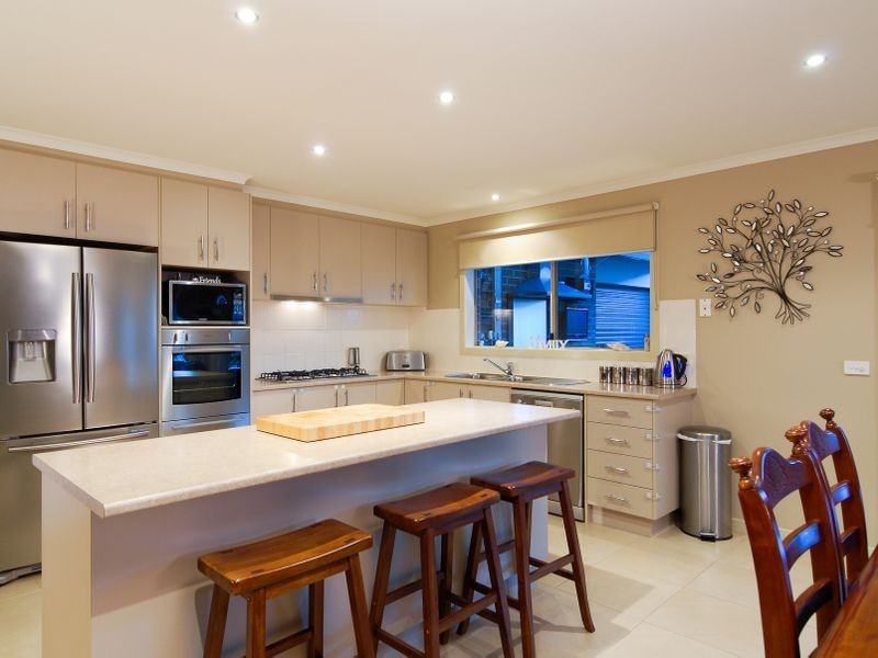 16 Rivendale Crescent, Drouin VIC 3818