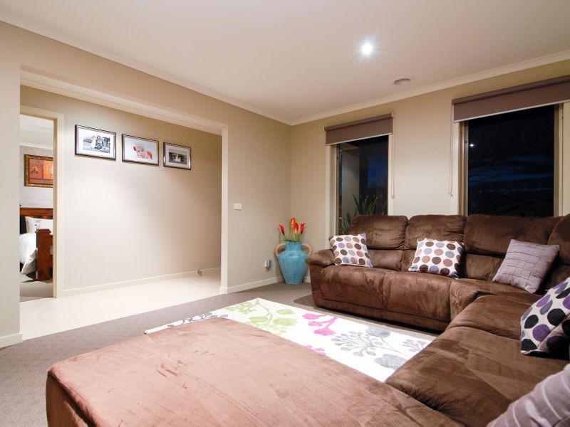 16 Rivendale Crescent, Drouin VIC 3818