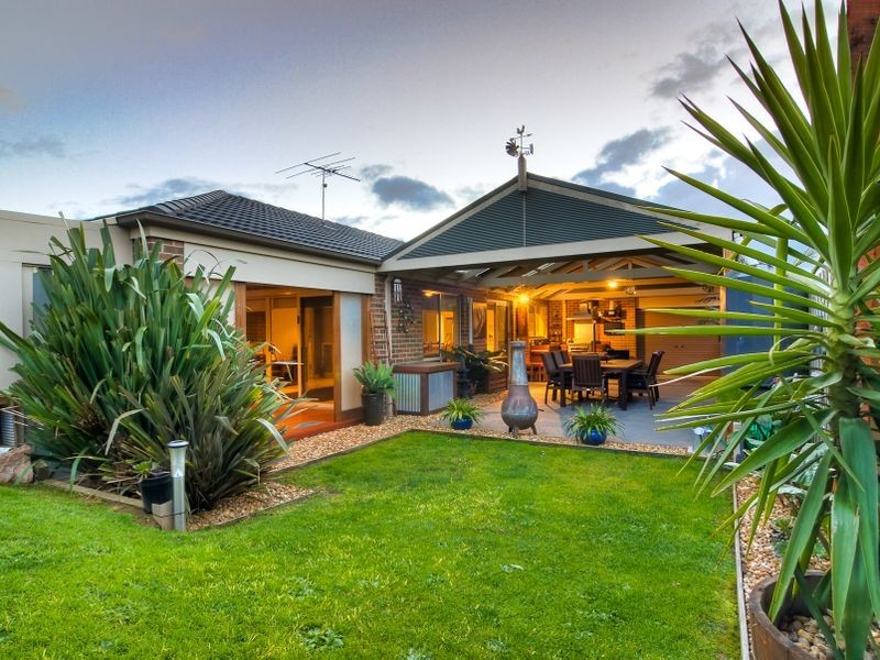 16 Rivendale Crescent, Drouin VIC 3818