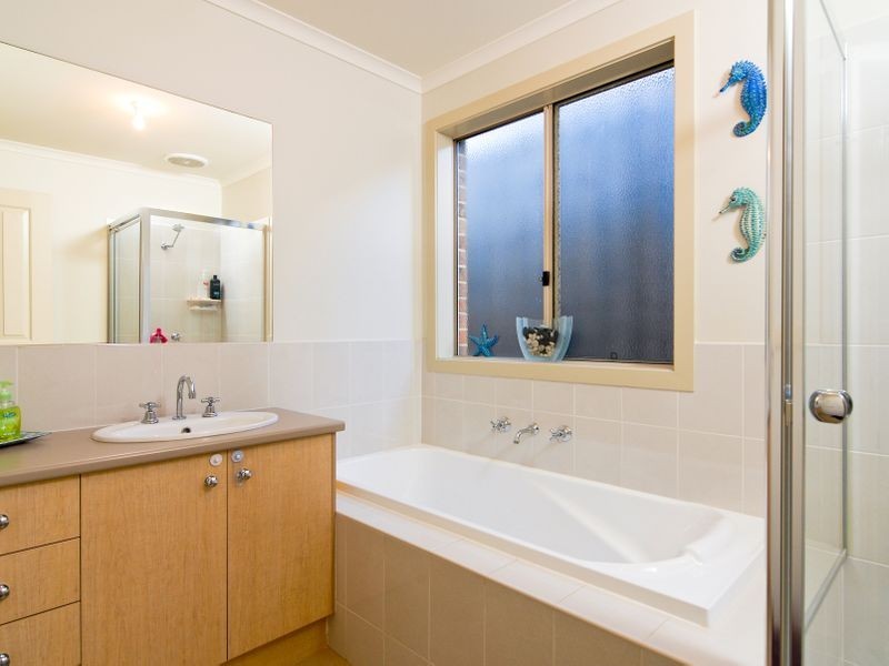 16 Rivendale Crescent, Drouin VIC 3818