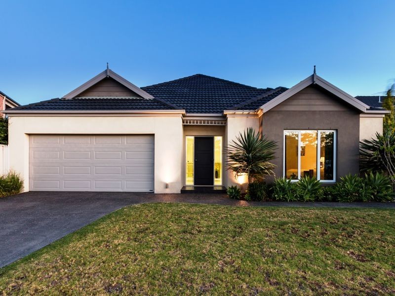 17 Clearwater Drive, Pakenham VIC 3810