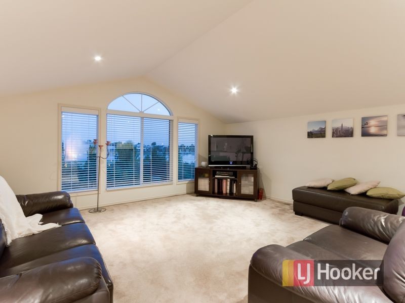 17 Clearwater Drive, Pakenham VIC 3810