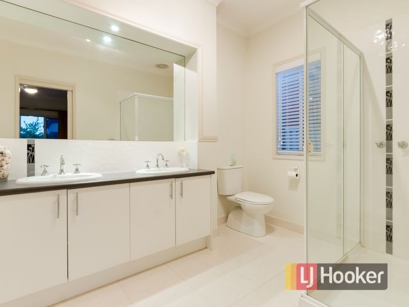 17 Clearwater Drive, Pakenham VIC 3810