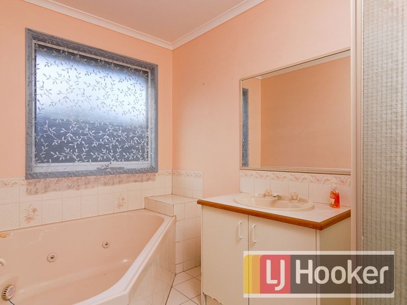 26 Dunbarton Drive, Pakenham VIC 3810