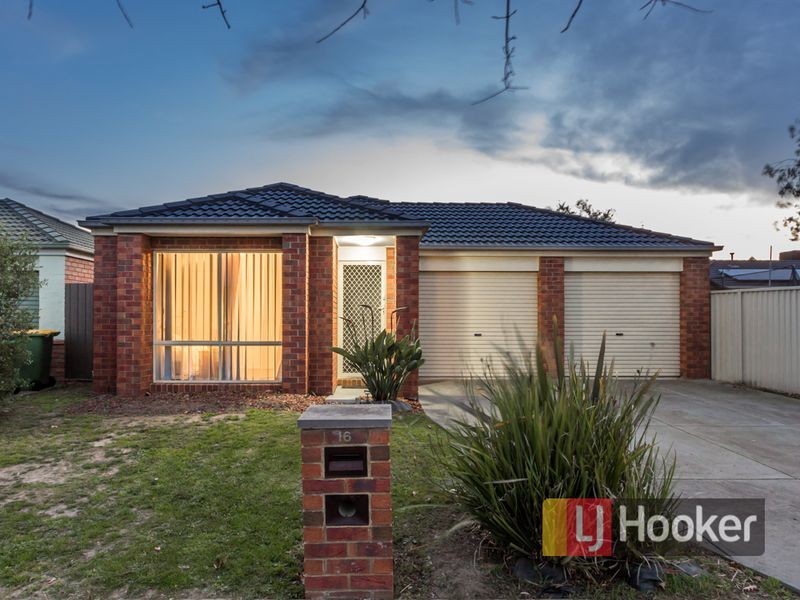 16 Oaklands Way, Pakenham VIC 3810