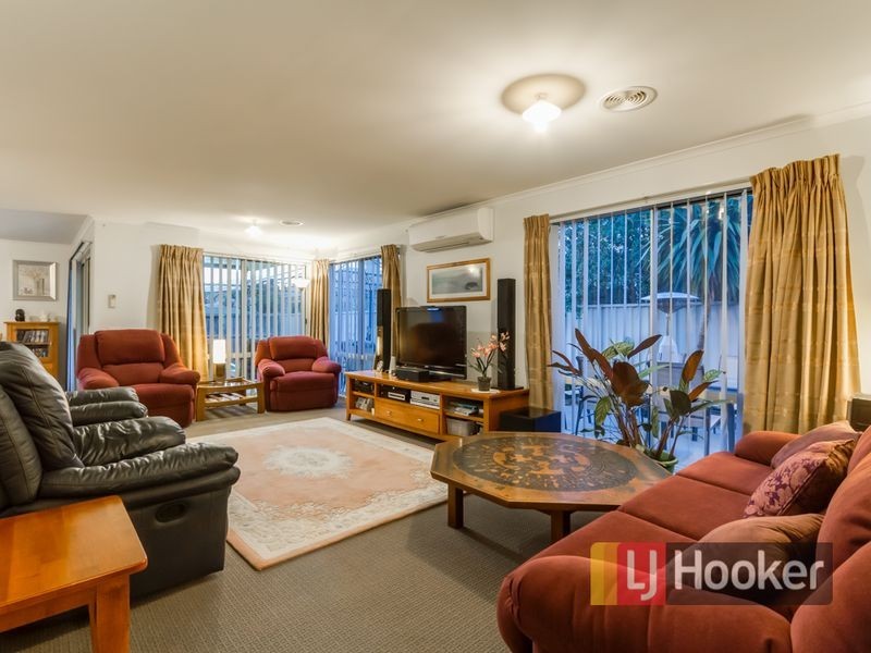16 Oaklands Way, Pakenham VIC 3810