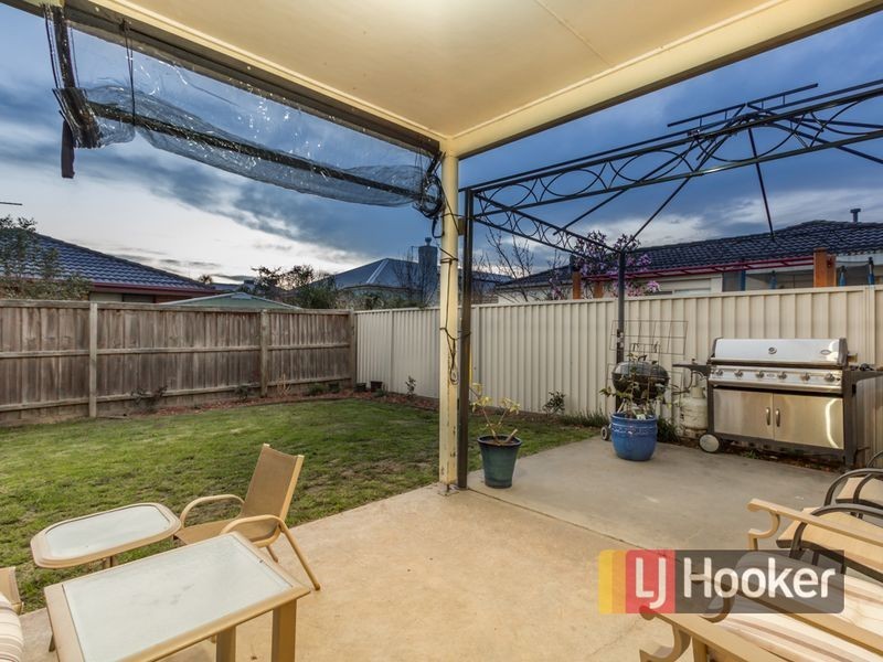 16 Oaklands Way, Pakenham VIC 3810