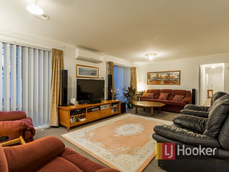 16 Oaklands Way, Pakenham VIC 3810