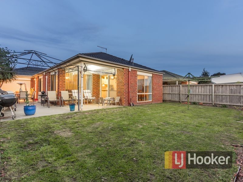 16 Oaklands Way, Pakenham VIC 3810