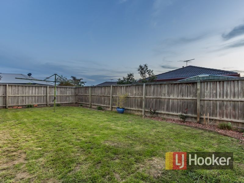 16 Oaklands Way, Pakenham VIC 3810
