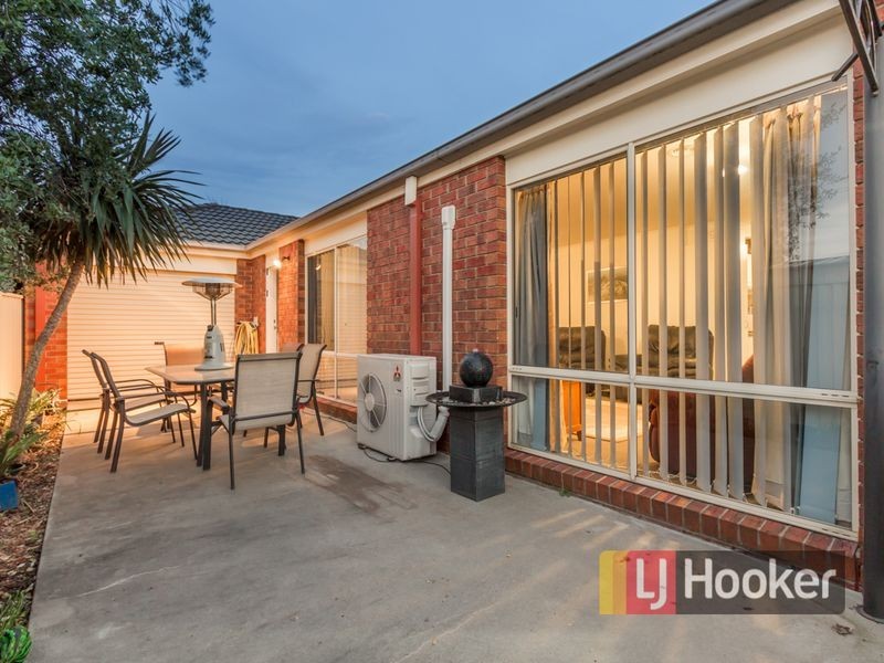 16 Oaklands Way, Pakenham VIC 3810