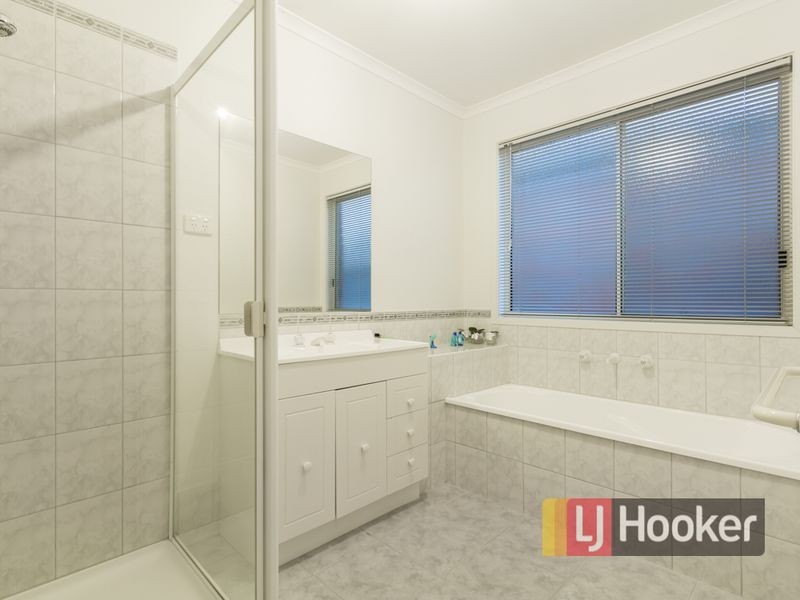 16 Oaklands Way, Pakenham VIC 3810