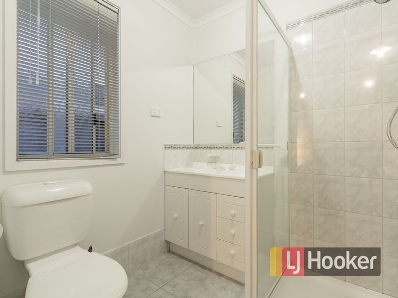 16 Oaklands Way, Pakenham VIC 3810