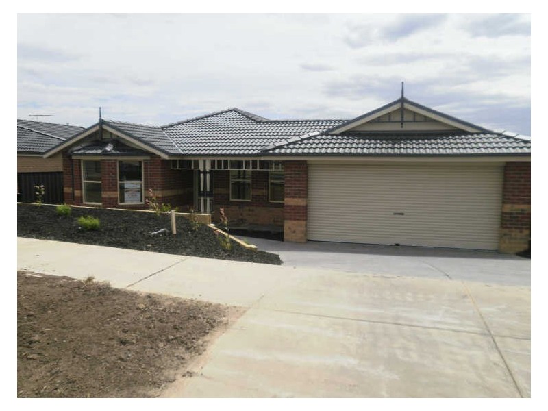 18 Caspian Chase, Pakenham VIC 3810