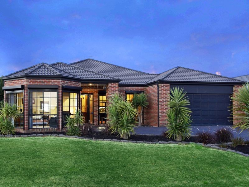 13 Charlotte Pass, Pakenham VIC 3810