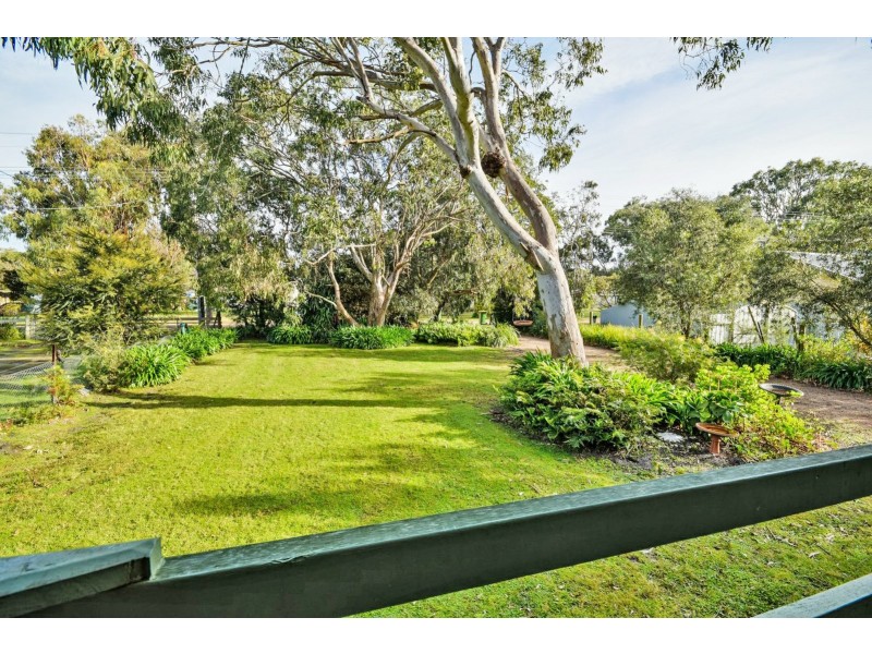 27 Eighth Avenue, Raymond Island VIC 3880