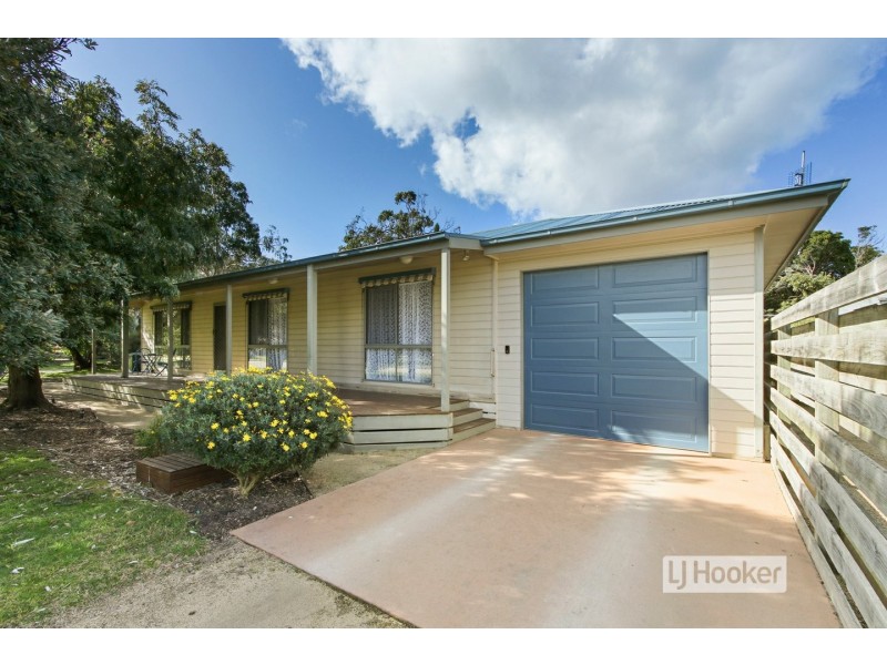 21 Third Parade, Raymond Island VIC 3880