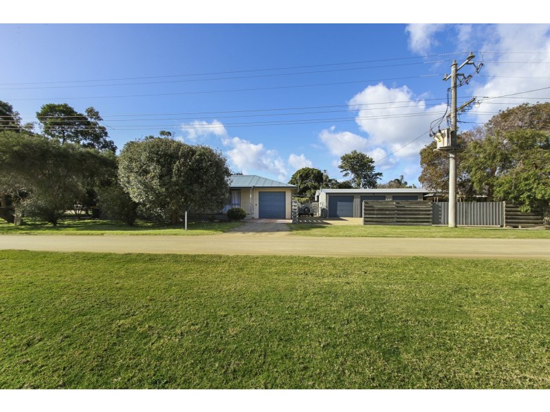 21 Third Parade, Raymond Island VIC 3880