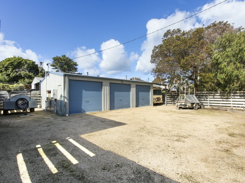21 Third Parade, Raymond Island VIC 3880