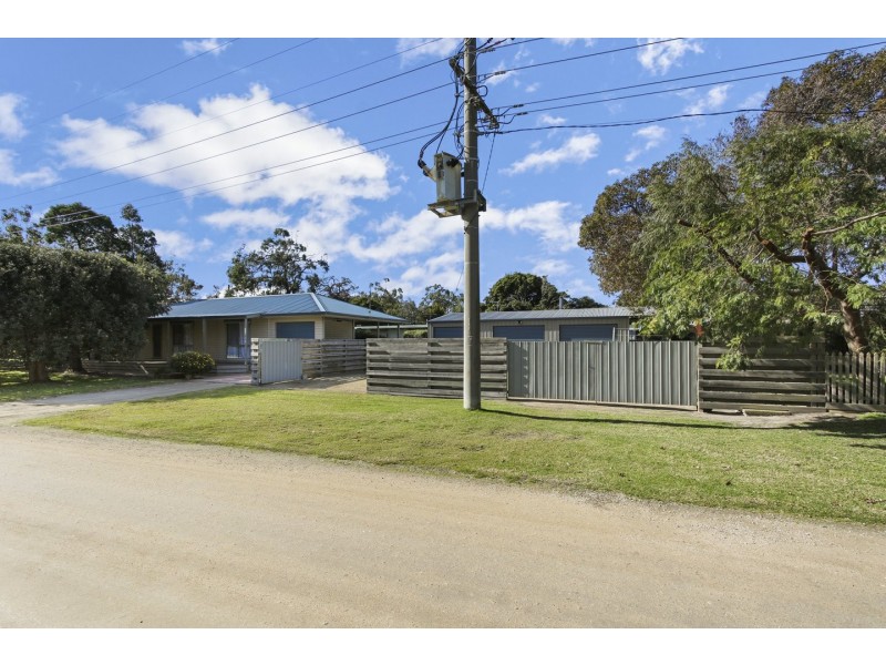 21 Third Parade, Raymond Island VIC 3880