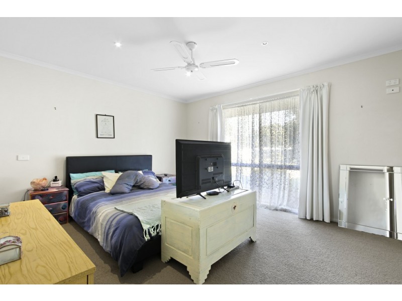 21 Third Parade, Raymond Island VIC 3880
