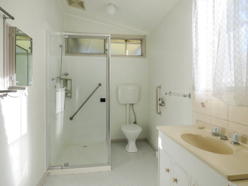 8 Fifth Parade, Raymond Island VIC 3880