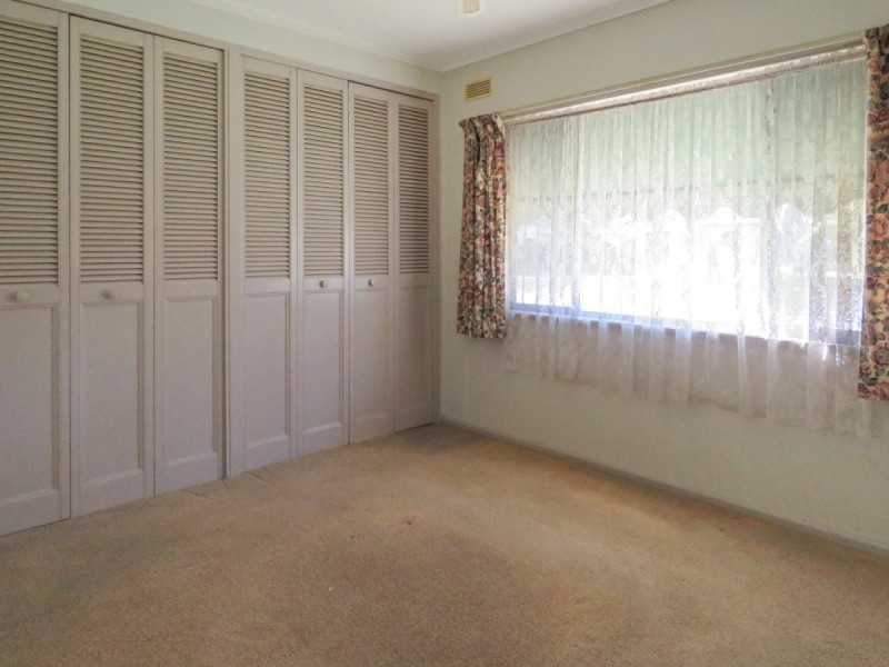 8 Fifth Parade, Raymond Island VIC 3880