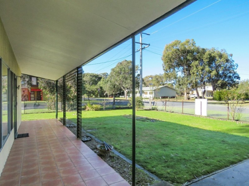 8 Fifth Parade, Raymond Island VIC 3880