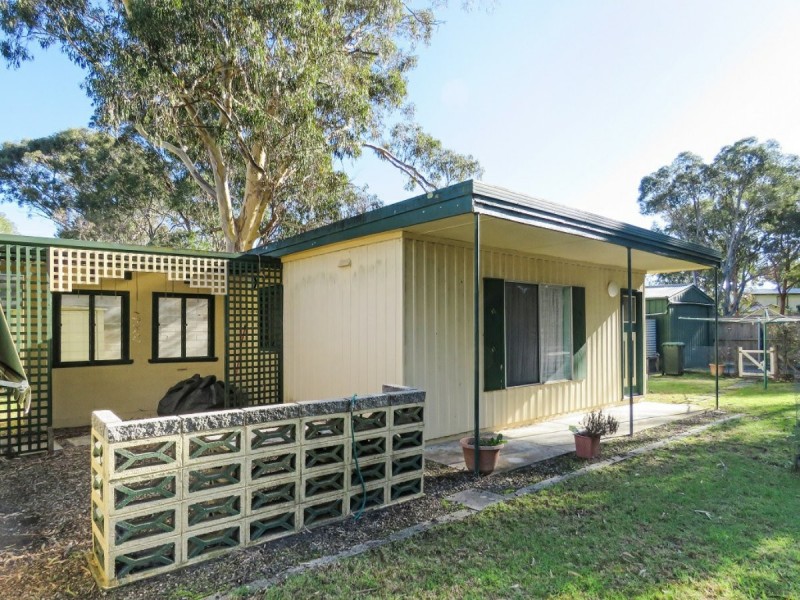 8 Fifth Parade, Raymond Island VIC 3880