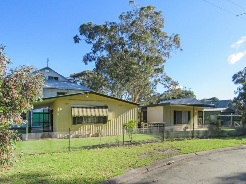 8 Fifth Parade, Raymond Island VIC 3880