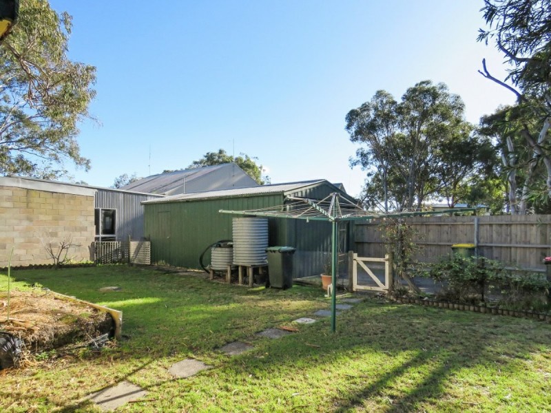 8 Fifth Parade, Raymond Island VIC 3880