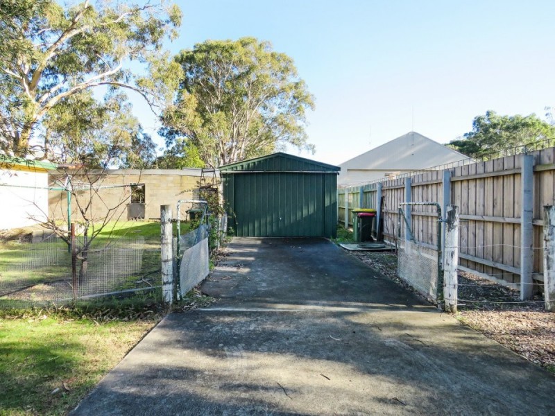 8 Fifth Parade, Raymond Island VIC 3880