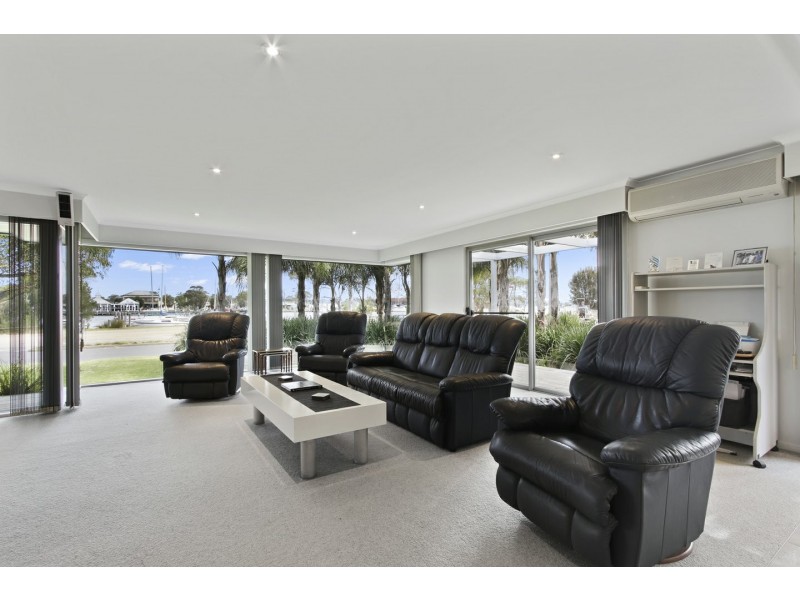 67 Fourth Avenue, Raymond Island VIC 3880