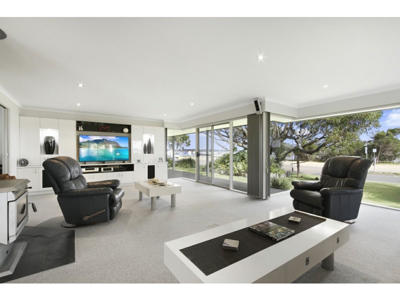 67 Fourth Avenue, Raymond Island VIC 3880