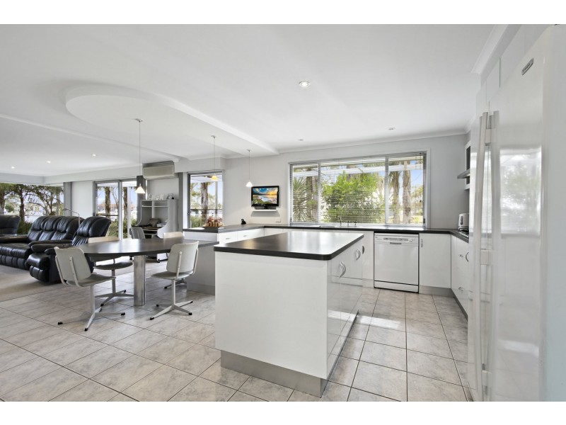 67 Fourth Avenue, Raymond Island VIC 3880