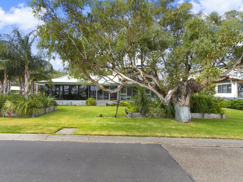 67 Fourth Avenue, Raymond Island VIC 3880