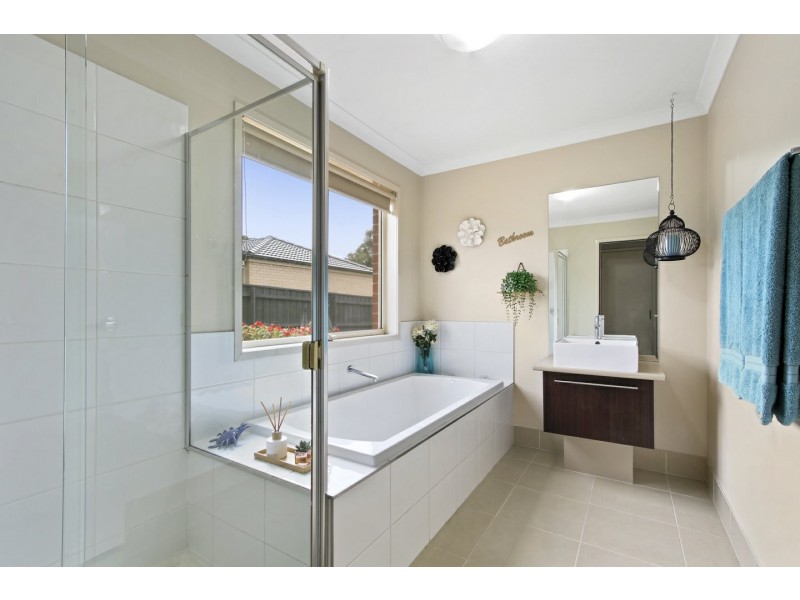 8 Ah Yee Place, Paynesville VIC 3880