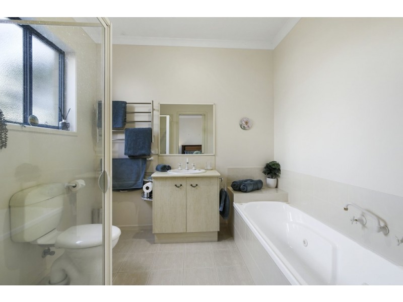 2/32 Aquarius Way, Paynesville VIC 3880