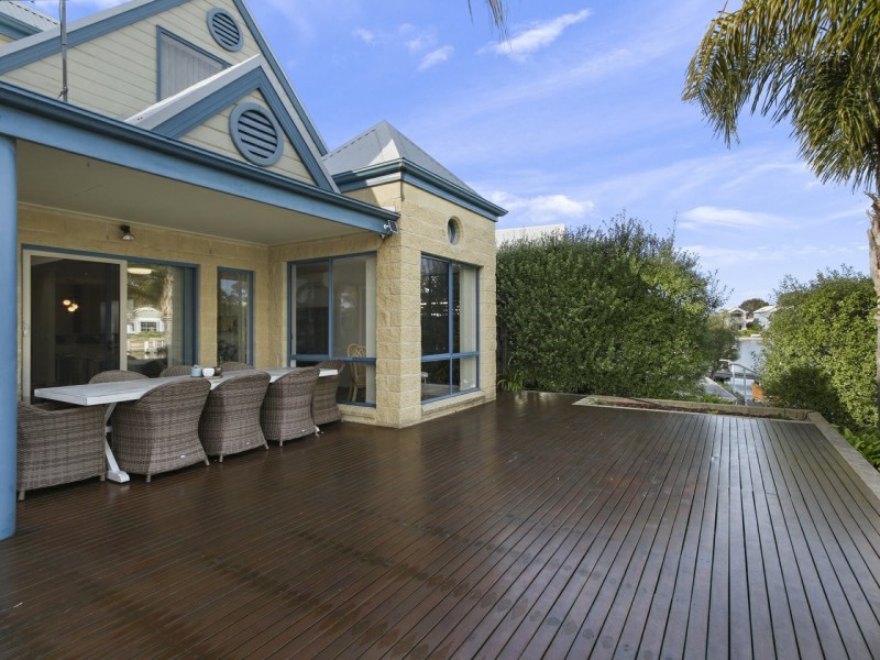 2/32 Aquarius Way, Paynesville VIC 3880