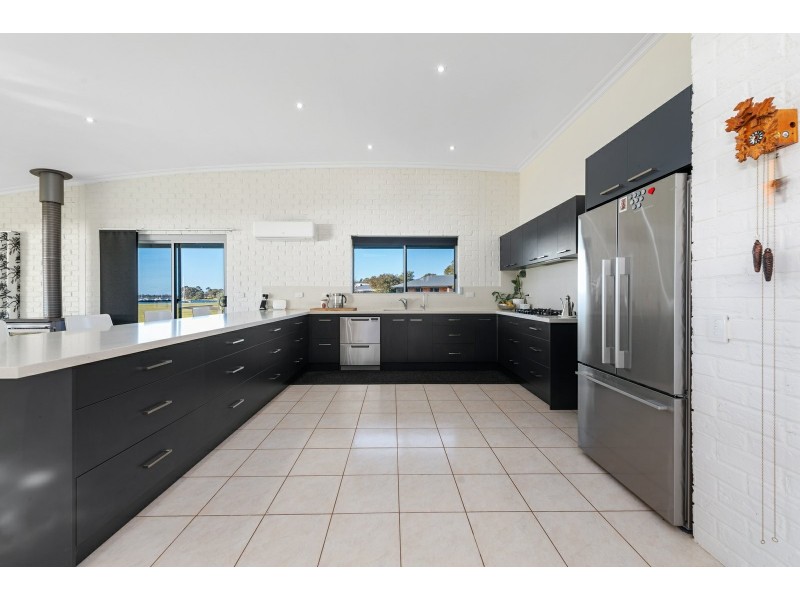 19 Lake Shore Drive, Newlands Arm VIC 3875