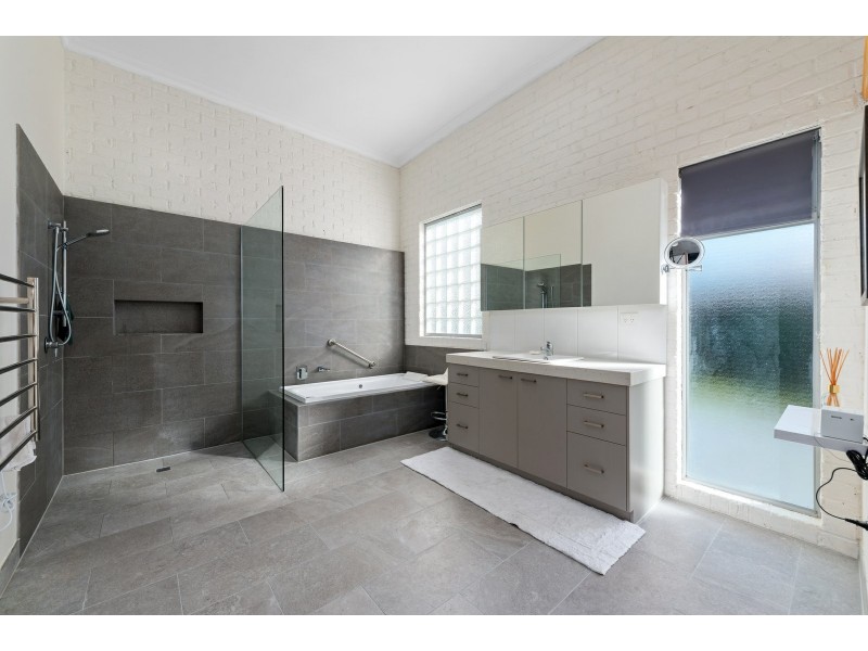 19 Lake Shore Drive, Newlands Arm VIC 3875