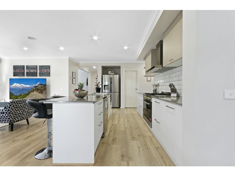 34 Aquabella Drive, Eagle Point VIC 3878