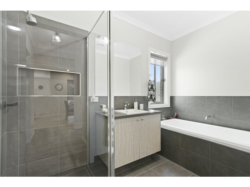 34 Aquabella Drive, Eagle Point VIC 3878