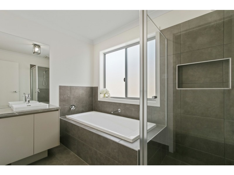 37 Bedggood Grove, Paynesville VIC 3880