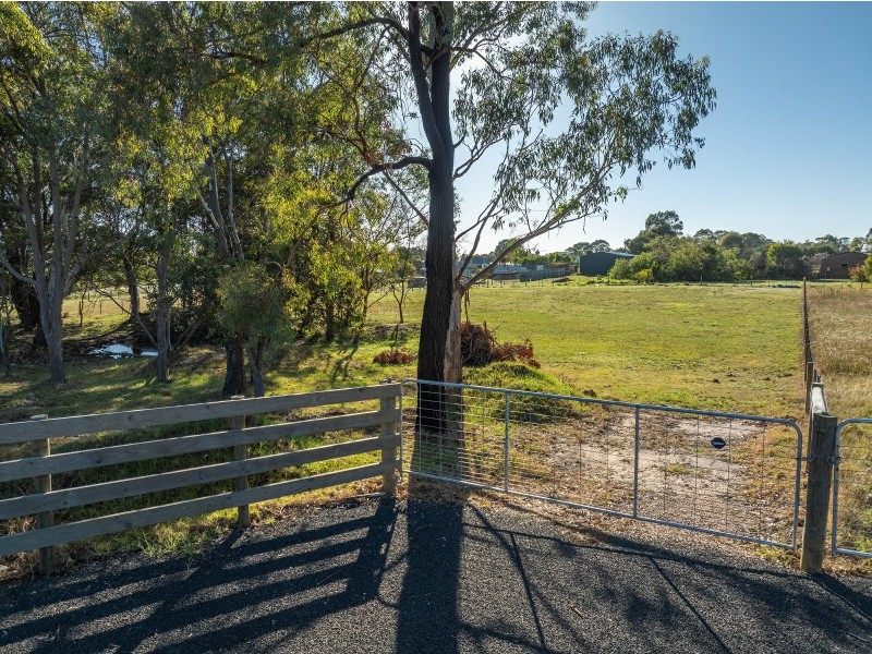 1 Lake Victoria Road, Eagle Point VIC 3878
