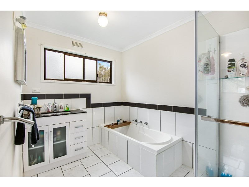 27 Bay Road, Eagle Point VIC 3878